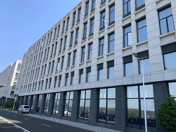 鄞州联东U谷制造产业园区高精密厂房玻璃贴浦诺菲隔热膜，部分玻璃用蛛蜘人外贴